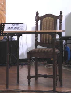 P. Grzymowicz - puste krzesło podczas debaty FRO
